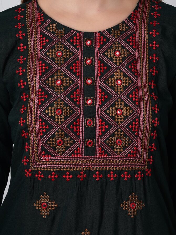 Women Green Embroidered Kurta with Trousers (Set of 2)
